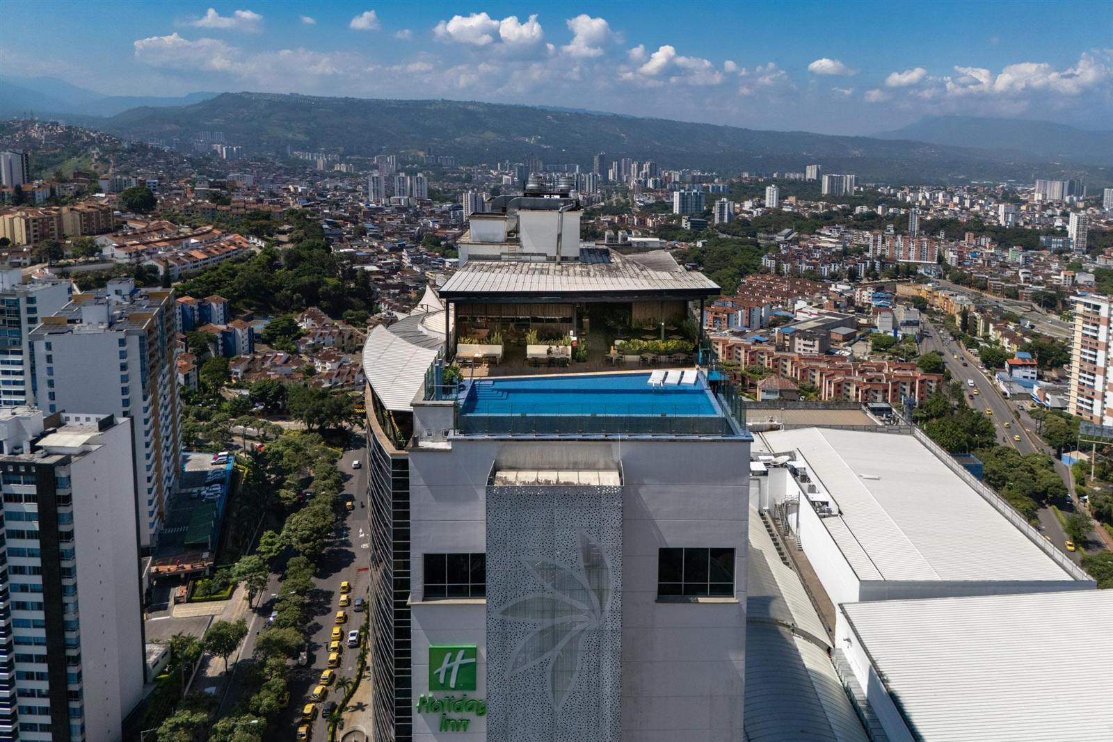 Referencia de entrada vehicular al hotel por subs&oacute;tano
